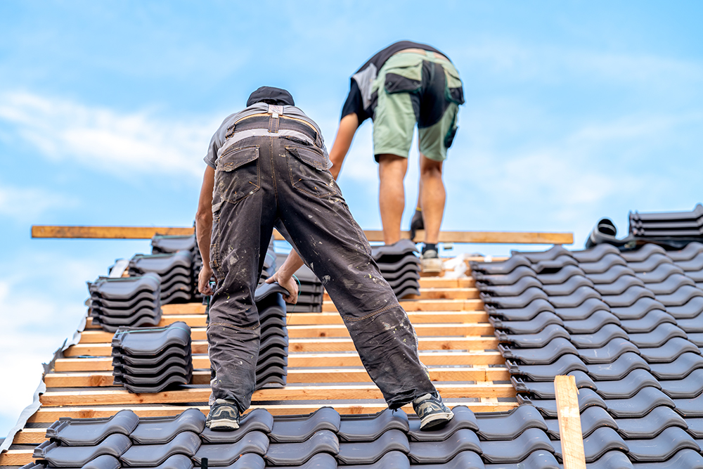 Pitch Perfect Roofing in Arizona experienced crew works on home in trilogy
